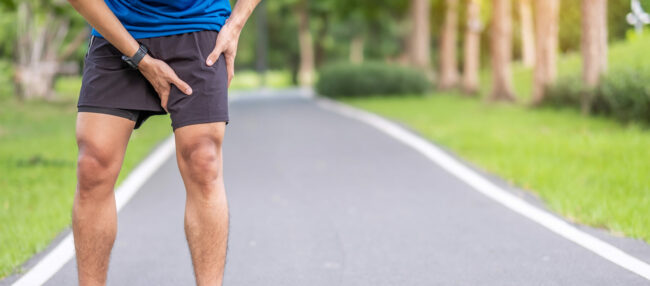 man with muscle pain on run